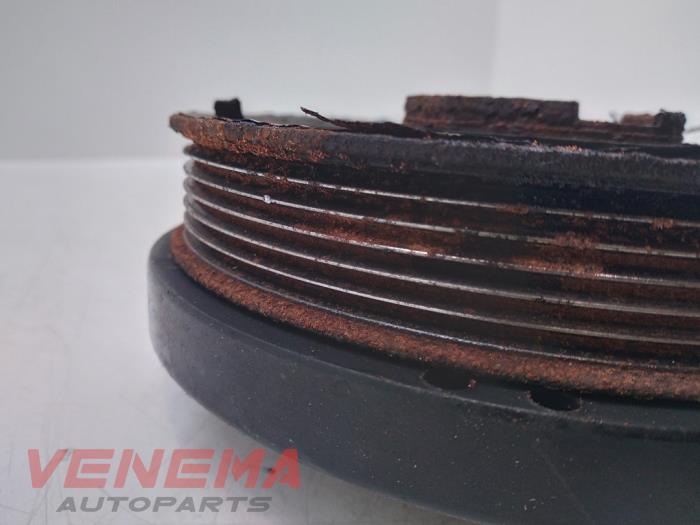 Crankshaft pulley from a BMW 3 serie Touring (F31) 318d 2.0 16V 2014