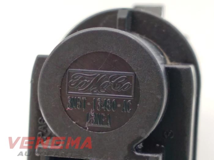 Interruptor de luz de freno de un Ford Kuga I 2.0 TDCi 16V 140 2011