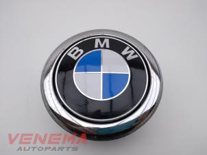 Używane Uchwyt tylnej klapy BMW 1 serie (F20) 116i 1.6 16V Cena € 29,99 Procedura marży oferowane przez Venema Autoparts