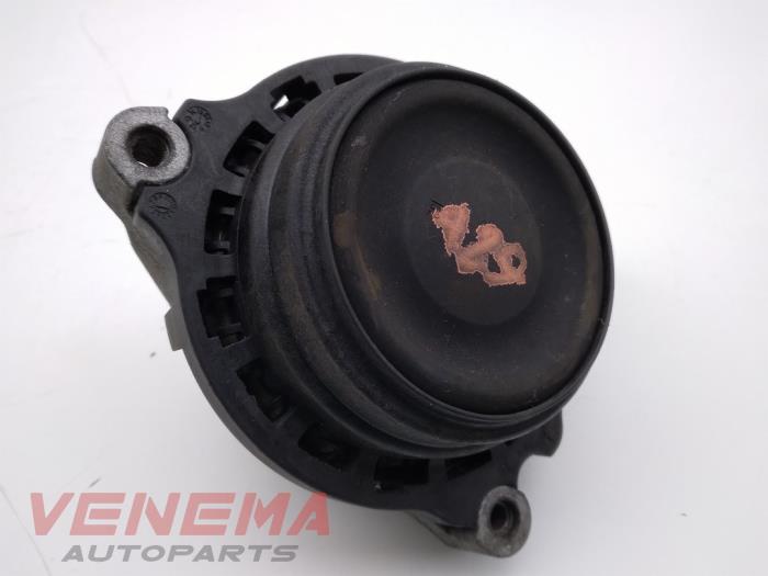 Engine mount from a BMW 1 serie (F20) 116i 1.6 16V 2014