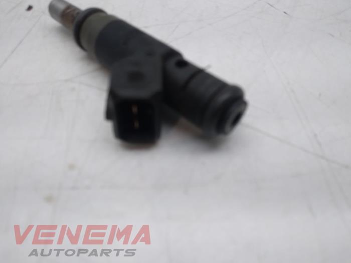 Injector (petrol injection) from a BMW 3 serie (E93) 320i 16V 2007