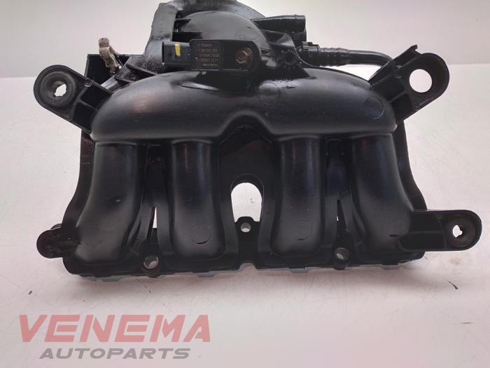 Intake manifold from a BMW 1 serie (F20) 116i 1.6 16V 2013