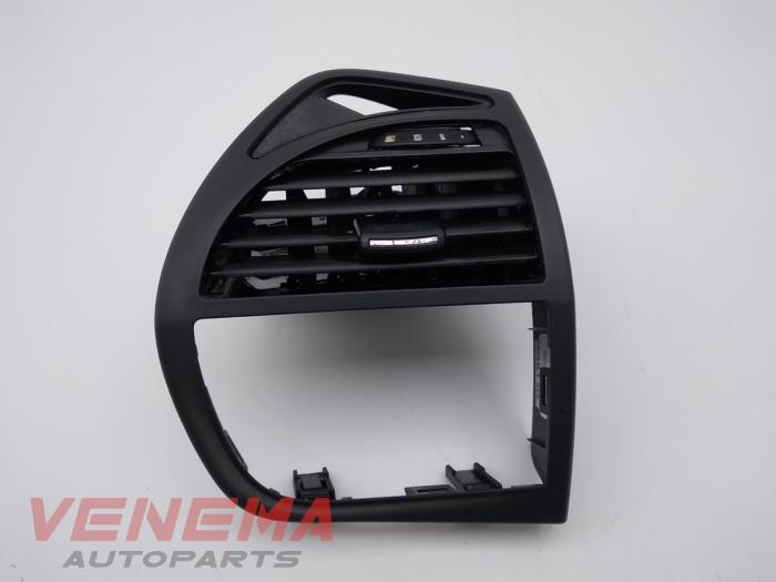 Dashboard vent from a Citroën C4 Picasso (UD/UE/UF) 1.6 16V VTi 120 2012