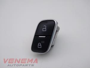 Used Central locking switch Ford Fiesta 7 1.0 EcoBoost 12V 100 Price € 14,99 Margin scheme offered by Venema Autoparts