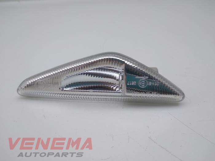 Indicator lens, front left from a BMW X5 (E70) xDrive 35d 3.0 24V 2009