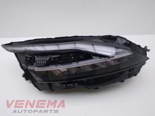 Used Headlight, right Nissan Qashqai (J12) 1.3 DIG-T 140 16V Price € 499,99 Margin scheme offered by Venema Autoparts