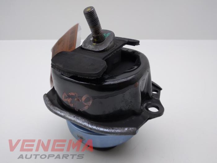 Engine mount from a BMW X5 (E70) xDrive 35d 3.0 24V 2009