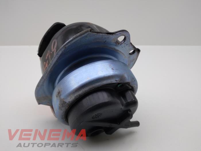 Engine mount from a BMW X5 (E70) xDrive 35d 3.0 24V 2009