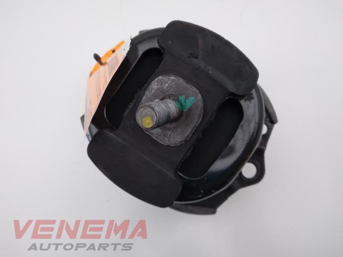 Engine mount from a BMW X5 (E70) xDrive 35d 3.0 24V 2009