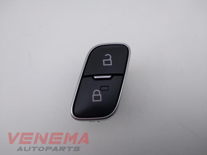 Interruptor cierre centralizado de un Ford Fiesta 7 1.1 Ti-VCT 12V 85 2018