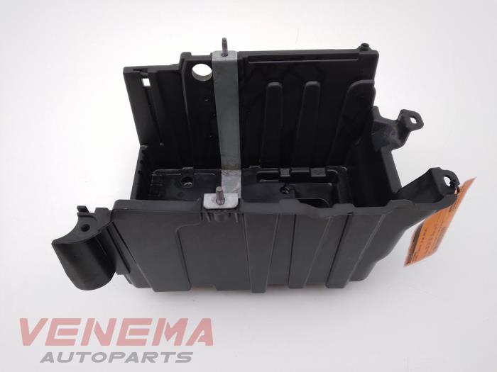Begagnade Batterilåda Ford Fiesta 7 1.1 Ti-VCT 12V 85 Pris € 14,99 Marginaltabell erbjuds av Venema Autoparts
