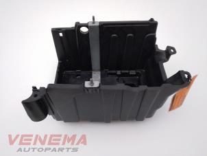Używane Pojemnik na akumulator Ford Fiesta 7 1.1 Ti-VCT 12V 85 Cena € 24,99 Procedura marży oferowane przez Venema Autoparts