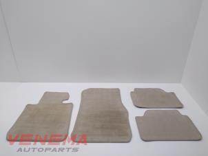 Używane Zestaw dywaników BMW 1 serie (F20) 116i 1.6 16V Cena € 39,99 Procedura marży oferowane przez Venema Autoparts