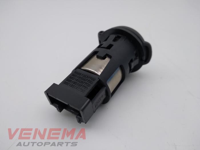12 volt connection Citroen C4 Cactus 1.2 PureTech 82 12V 98018508ZD
