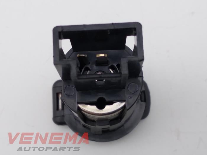 12 volt connection Citroen C4 Cactus 1.2 PureTech 82 12V 98018508ZD