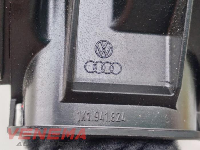 Caja de fusibles de un Volkswagen Golf VI Cabrio (1K) 2.0 TDI 16V 2016