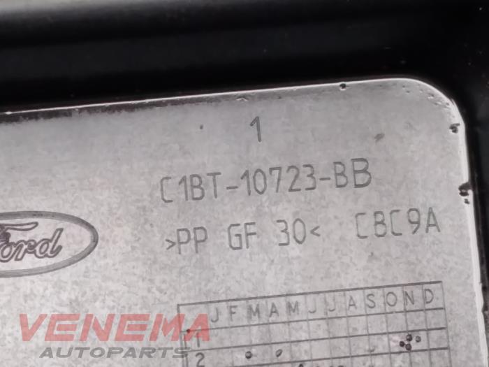 Batterieträger van een Ford Fiesta 6 (JA8) 1.0 EcoBoost 12V 100 2014
