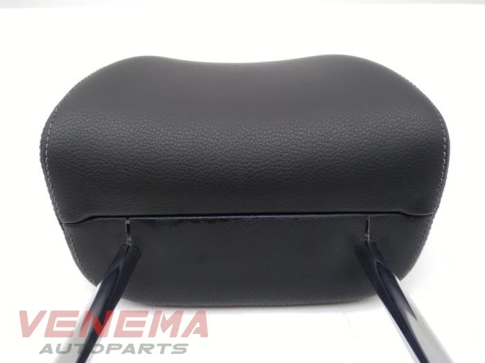 Headrest from a Volkswagen Scirocco (137/13AD) 1.4 TSI 122 16V 2012