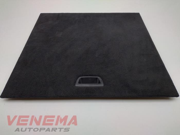 Floor panel load area from a BMW 3 serie Touring (F31) 320d 2.0 16V 2014
