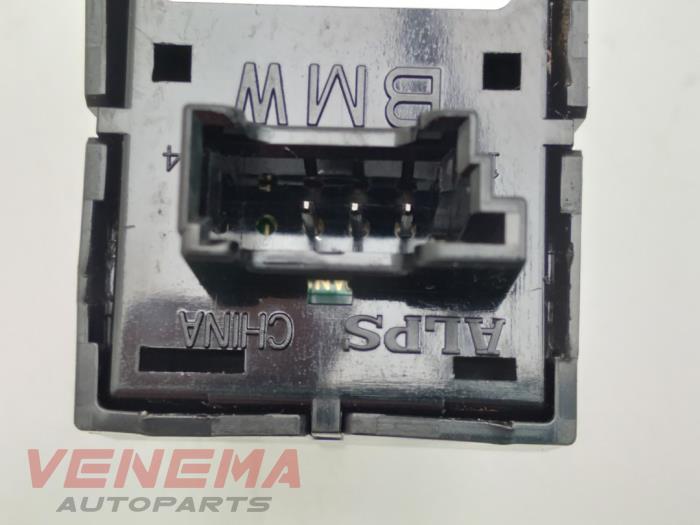Electric window switch from a BMW 1 serie (F20) 116i 1.5 12V 2018