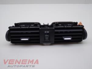 Używane Kratka wentylacyjna deski rozdzielczej BMW 1 serie (F20) 116i 1.5 12V Cena € 39,99 Procedura marży oferowane przez Venema Autoparts