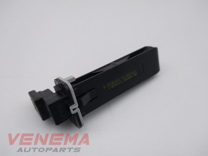 Begagnade Innetemperatursensor BMW 1 serie (F20) 116i 1.5 12V Pris € 9,99 Marginaltabell erbjuds av Venema Autoparts