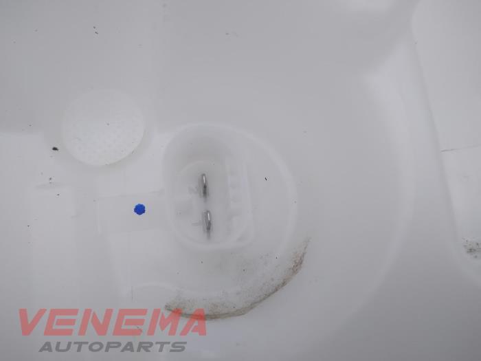 Front windscreen washer reservoir from a BMW 1 serie (F20) 116i 1.5 12V 2018