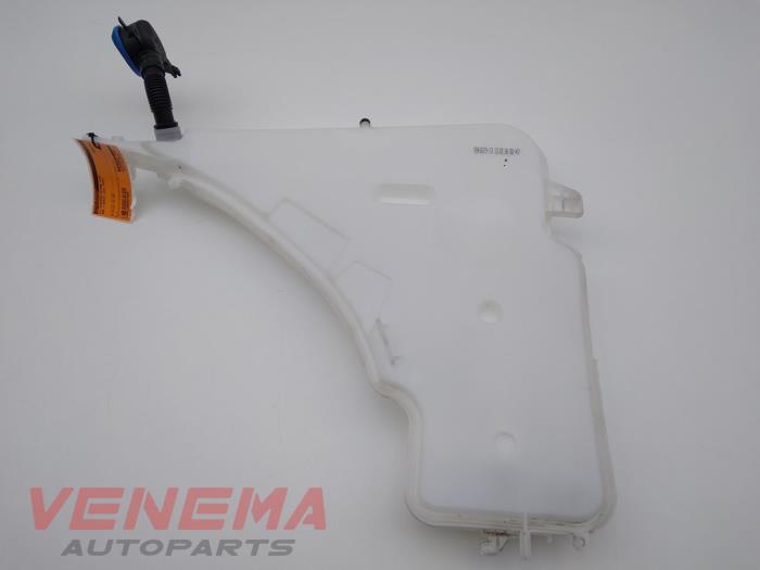 Front windscreen washer reservoir from a BMW 1 serie (F20) 116i 1.5 12V 2018
