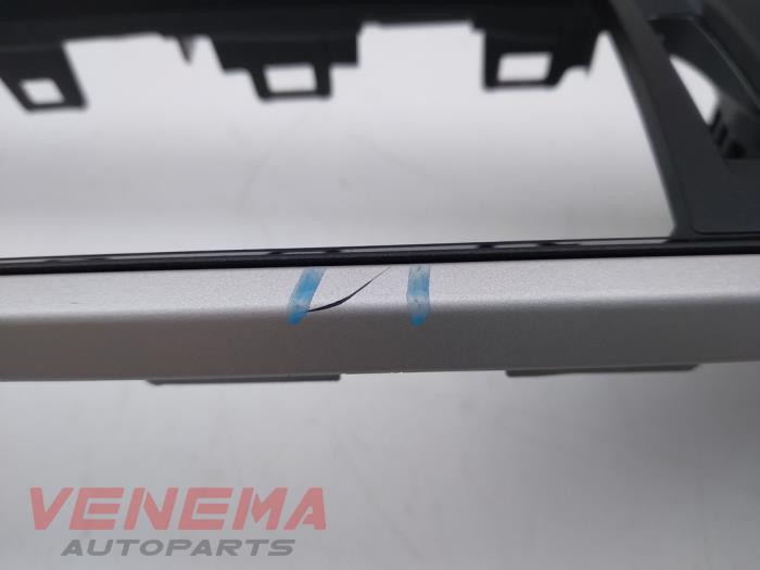Dashboard decoration strip from a BMW 1 serie (F20) 116i 1.5 12V 2018