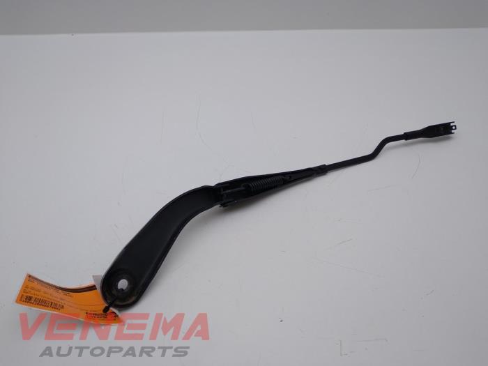Front wiper arm from a BMW 1 serie (F20) 116i 1.5 12V 2018