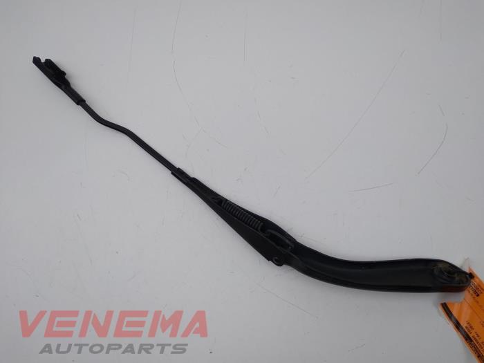Front wiper arm from a BMW 1 serie (F20) 116i 1.5 12V 2018