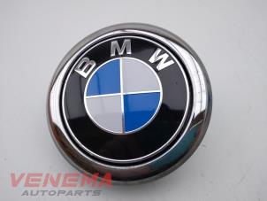 Używane Uchwyt tylnej klapy BMW 1 serie (F21) 118i 1.5 TwinPower 12V Cena € 29,99 Procedura marży oferowane przez Venema Autoparts
