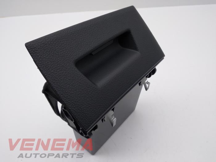Storage compartment from a BMW 1 serie (F21) 118i 1.5 TwinPower 12V 2016