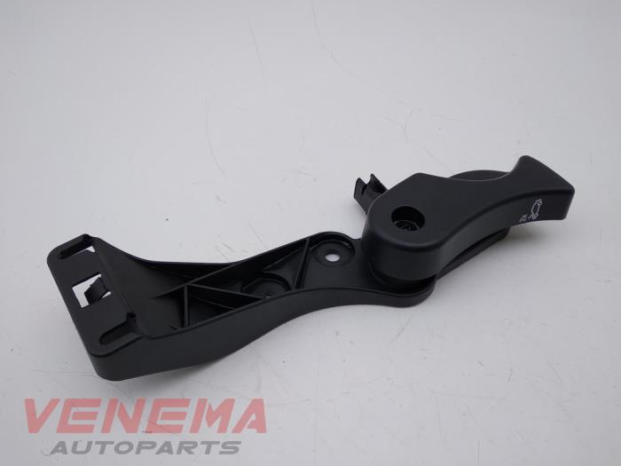 Hood lever from a BMW 1 serie (F21) 118i 1.5 TwinPower 12V 2016