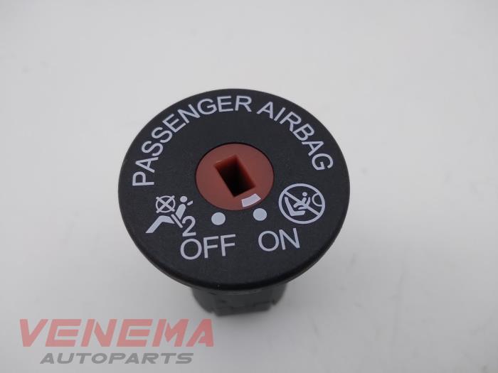 Airbag switch from a Ford Fiesta 7 1.1 Ti-VCT 12V 85 2018