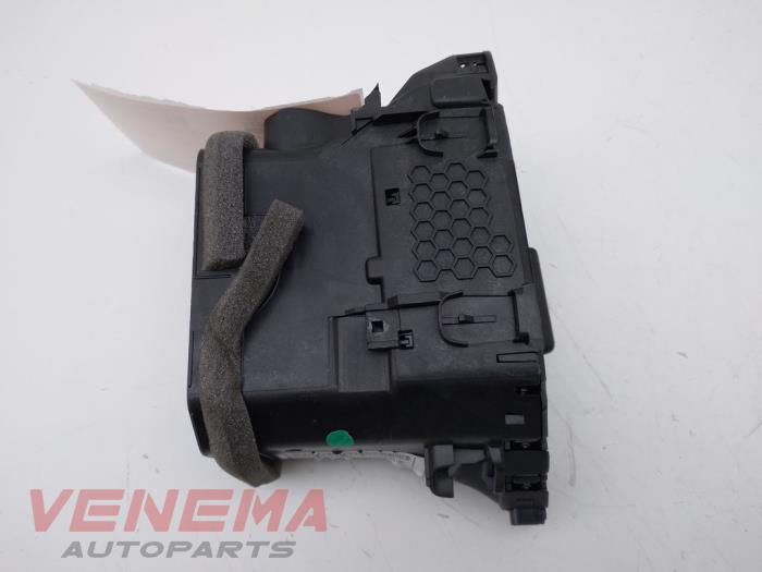 Dashboard vent from a Ford Fiesta 7 1.1 Ti-VCT 12V 85 2018