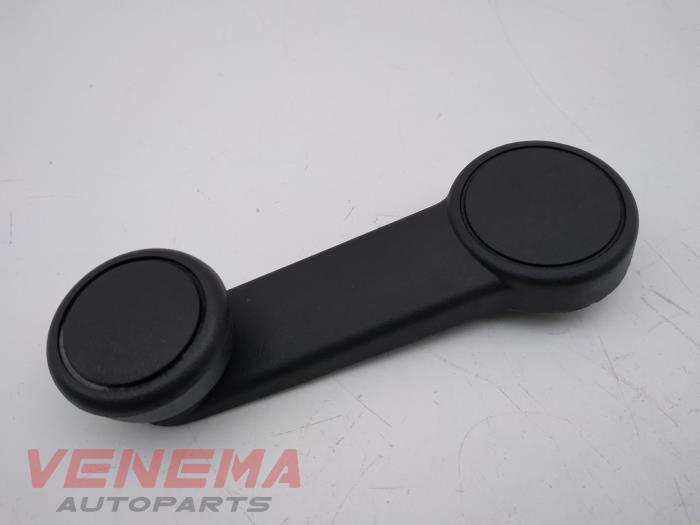 Usados Manivela de ventanilla Ford Fiesta 7 1.1 Ti-VCT 12V 85 Precio € 9,99 Norma de margen ofrecido por Venema Autoparts
