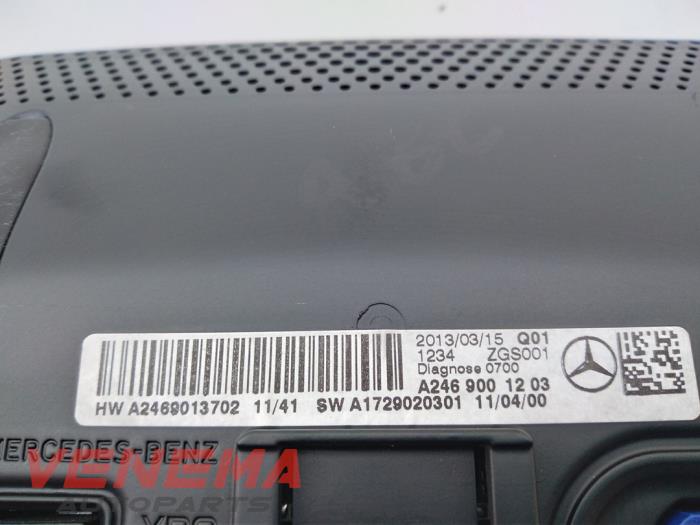Displays Multi Media Anzeige van een Mercedes-Benz A (W176) 1.6 A-180 16V 2014