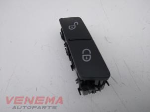 Used Central locking switch Mercedes A (W176) 1.6 A-180 16V Price € 9,99 Margin scheme offered by Venema Autoparts