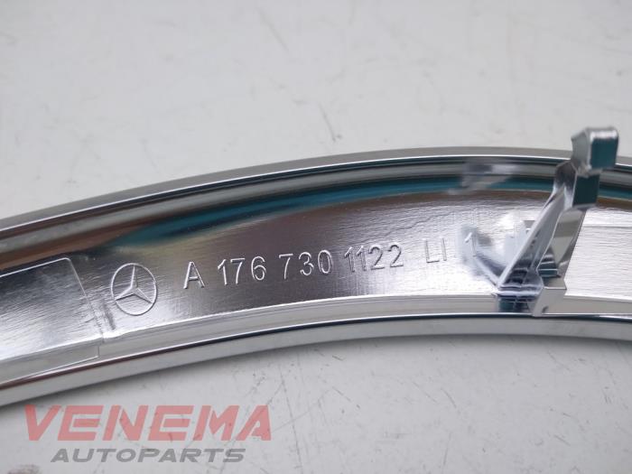Listwa ozdobna z Mercedes-Benz A (W176) 1.6 A-180 16V 2014