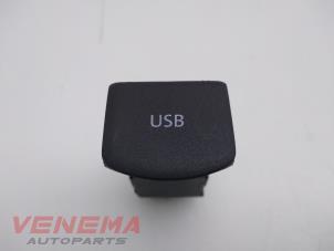 Used USB plug Volkswagen Polo V (6R) 1.0 12V BlueMotion Technology Price € 14,99 Margin scheme offered by Venema Autoparts