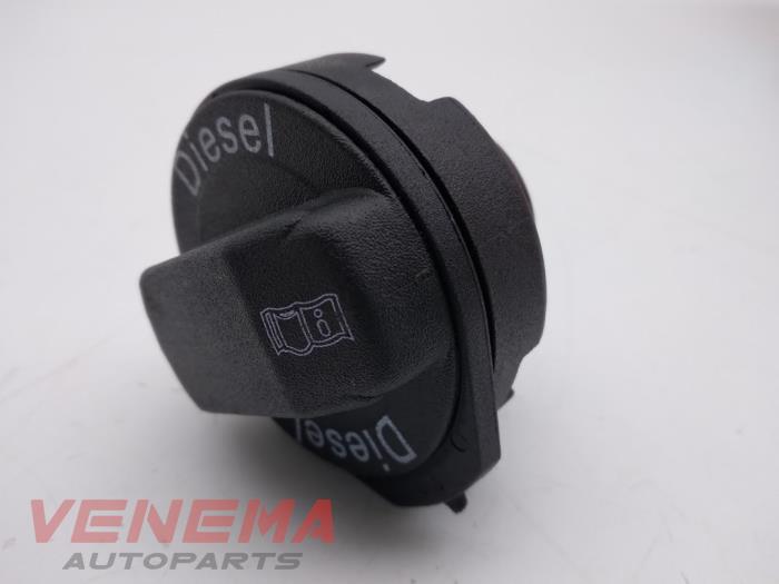 Fuel cap from a Volkswagen Polo V (6R) 1.0 12V BlueMotion Technology 2015