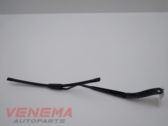 Front wiper arm from a Renault Megane IV (RFBB) 1.3 TCe 115 16V 2018