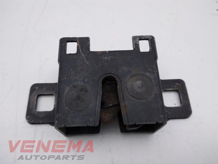 Bonnet lock mechanism from a Land Rover Discovery III (LAA/TAA) 2.7 TD V6 2005