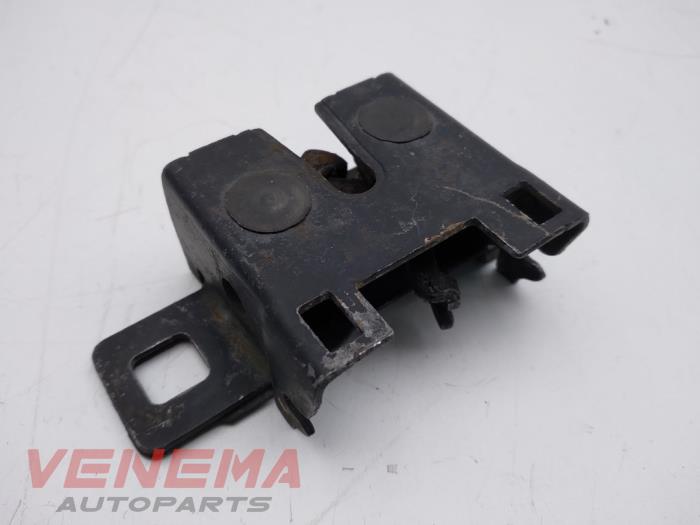 Bonnet lock mechanism from a Land Rover Discovery III (LAA/TAA) 2.7 TD V6 2005