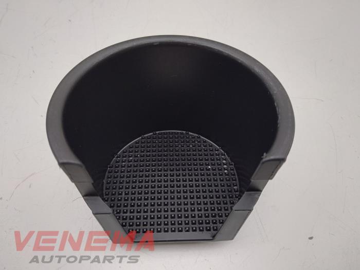 Gebrauchte Getränkehalter Landrover Discovery III (LAA/TAA) 2.7 TD V6 Preis € 9,99 Margenregelung angeboten von Venema Autoparts