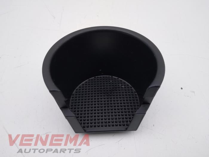 Gebrauchte Getränkehalter Landrover Discovery III (LAA/TAA) 2.7 TD V6 Preis € 9,99 Margenregelung angeboten von Venema Autoparts