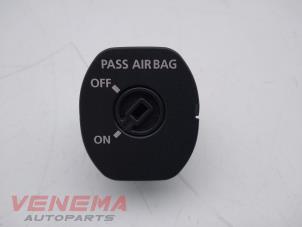 Usagé Airbag commutateur Landrover Discovery III (LAA/TAA) 2.7 TD V6 Prix € 14,99 Règlement à la marge proposé par Venema Autoparts