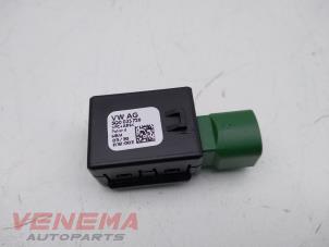 Used USB plug Volkswagen Polo VI (AW1) 1.0 MPI 12V Price € 9,99 Margin scheme offered by Venema Autoparts