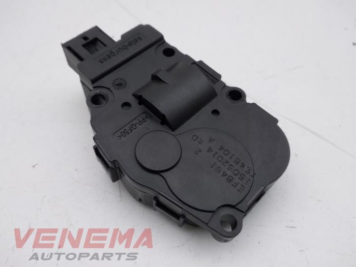Heater valve motor from a BMW 3 serie Touring (F31) 320d 2.0 16V 2015